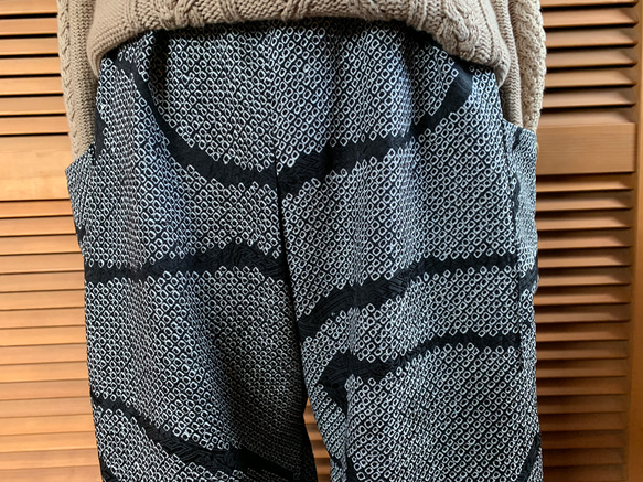 絞りの羽織から　もんぺパンツ　総丈８６ｃｍ　着物リメイク 2枚目の画像