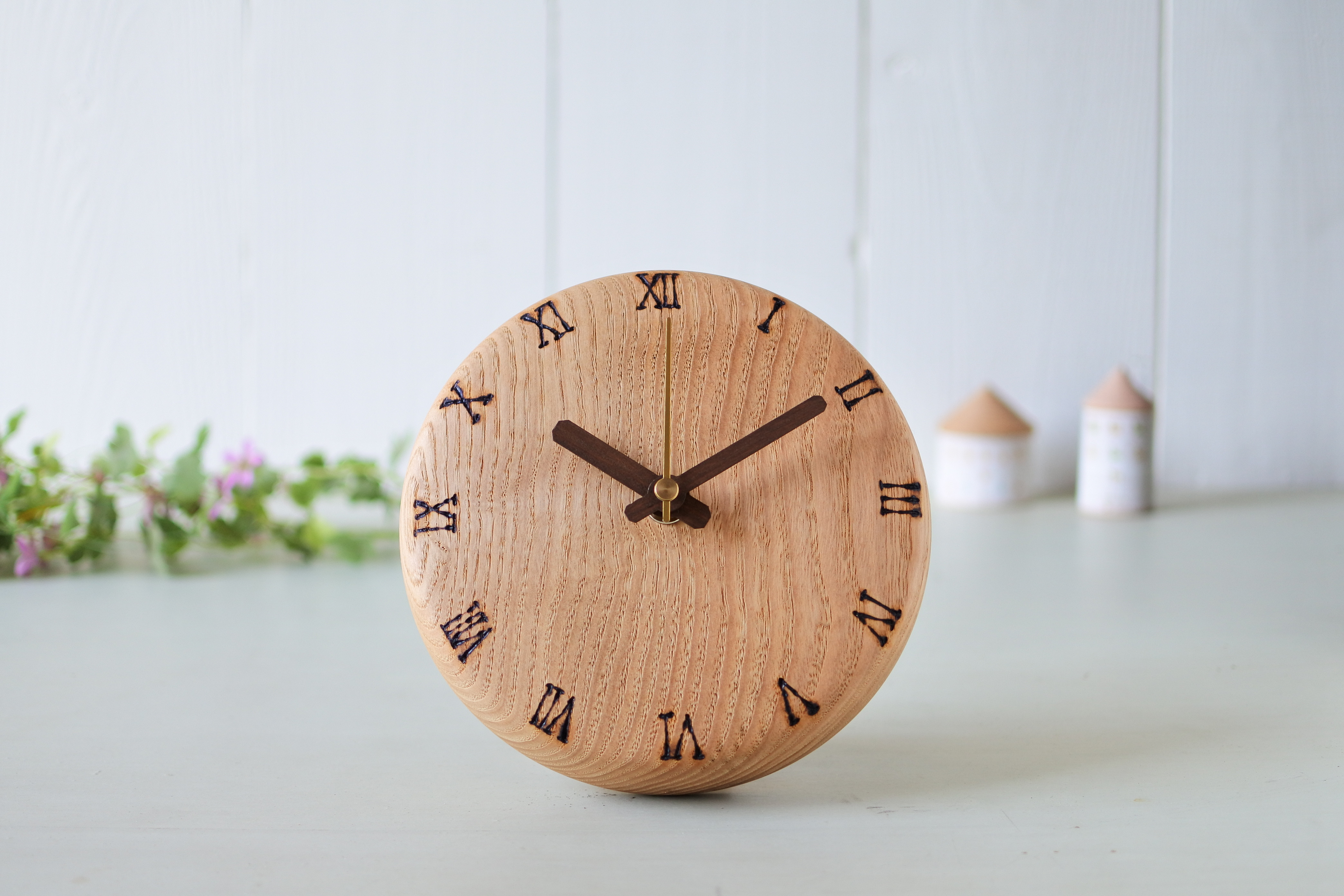 栗の木の丸時計150φ 置時計兼用タイプ　クリヤー仕上げ　ローマ数字ⅠⅡⅢ