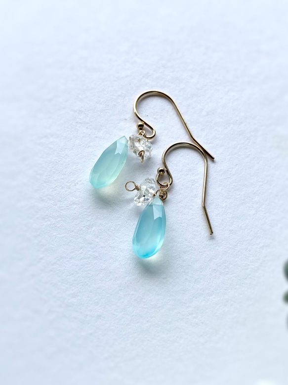 シーブルーカルセドニーとハーキマーダイヤモンドの耳飾り 14kgf 4月誕生石 ～晴れやかブルー～ 4枚目の画像