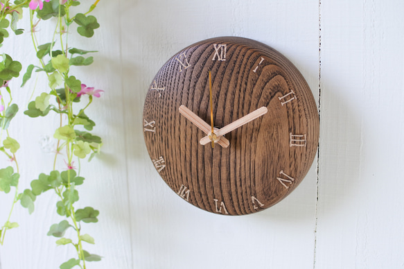 栗の木の丸時計150φ 置時計兼用タイプ　ダークブラウン仕上げ　ローマ数字ⅠⅡⅢ 3枚目の画像