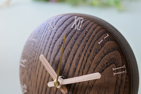 栗の木の丸時計150φ 置時計兼用タイプ　ダークブラウン仕上げ　ローマ数字ⅠⅡⅢ 4枚目の画像