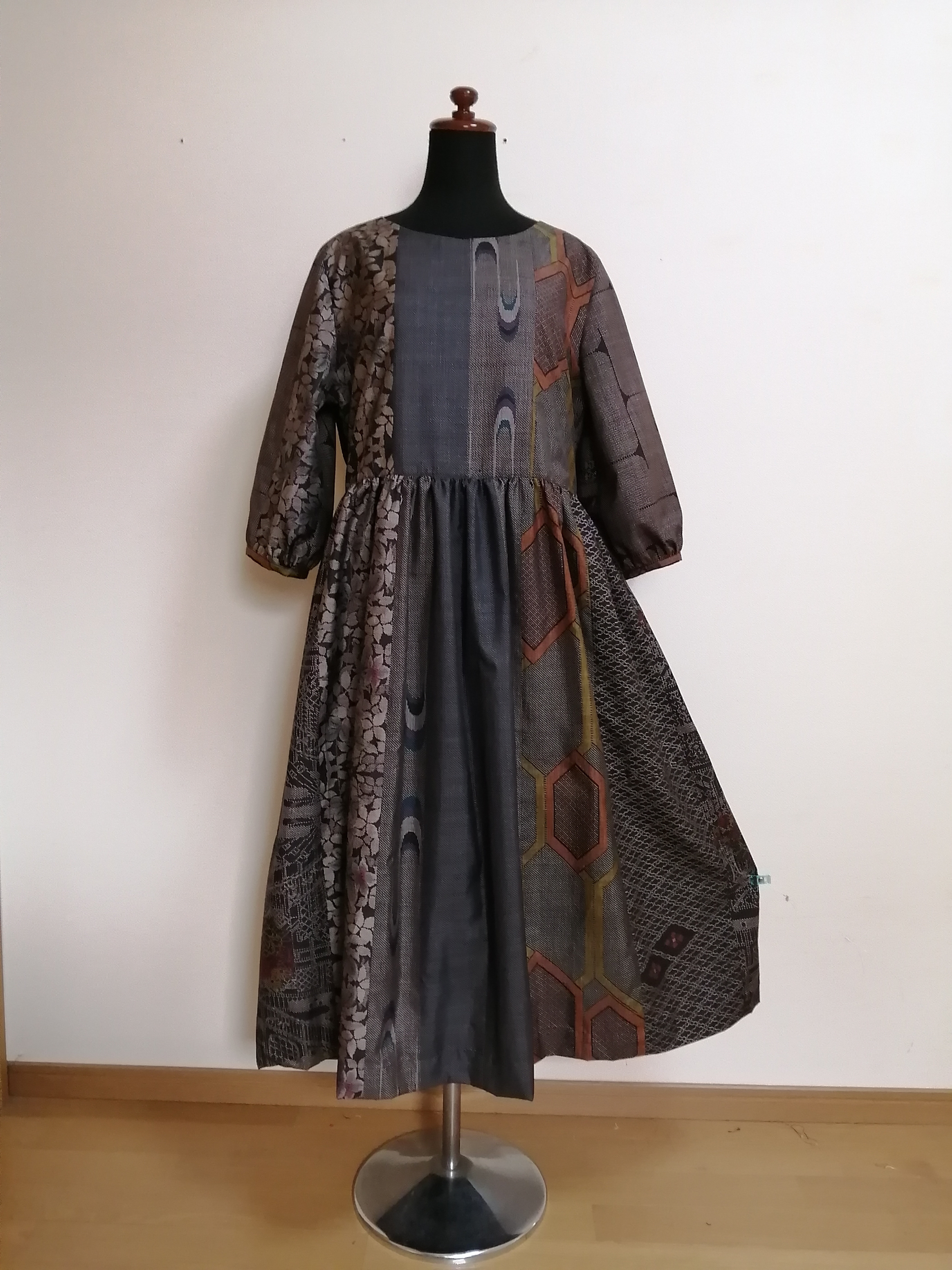 茶泥染大島紬＋亀甲柄大島紬（訳あり）バイアス仕立て　パッチワーク　ワンピース SOLD 着物リメイク ワンピース 大島紬パッチワーク ワンピース