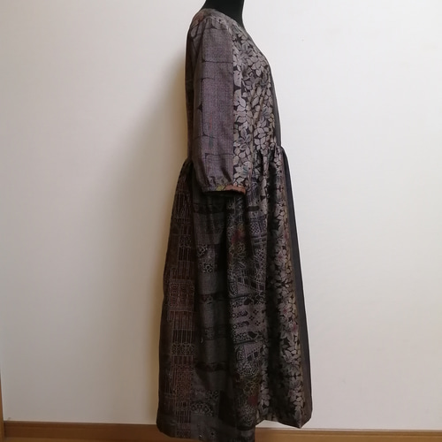 茶泥染大島紬＋亀甲柄大島紬（訳あり）バイアス仕立て　パッチワーク　ワンピース SOLD 着物リメイク ワンピース 大島紬パッチワーク ワンピース