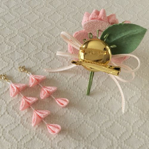 つまみ細工〉藤下がり付き桜三輪とベルベットリボンの髪飾り(サーモン