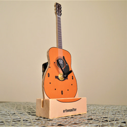 【ギター置き時計】ミニチュア・アコースティックギターの時計 2枚目の画像