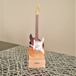 【ギター置き時計】ミニチュア・ストラトキャスターギターの時計 1枚目の画像