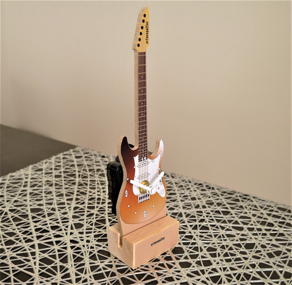 【ギター置き時計】ミニチュア・ストラトキャスターギターの時計 3枚目の画像