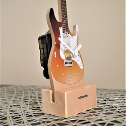 【ギター置き時計】ミニチュア・ストラトキャスターギターの時計 2枚目の画像
