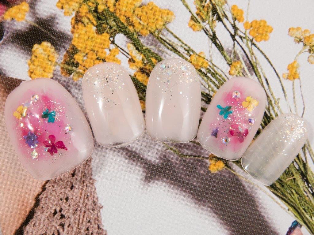 ニュアンス押し花フラワーネイル 夏 ホワイト チーク ピンクシェル埋めつくし