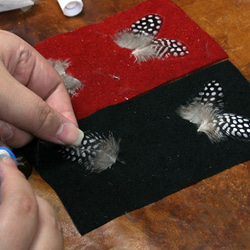 幸運及ぶホロホロ鳥の羽根を使用したディアスキン（鹿革）製がま口お財布 3枚目の画像