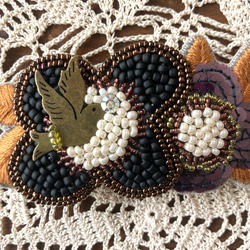 黒ビーズ&スパンコール刺繍　バレッタ　２輪の花に鳥 4枚目の画像