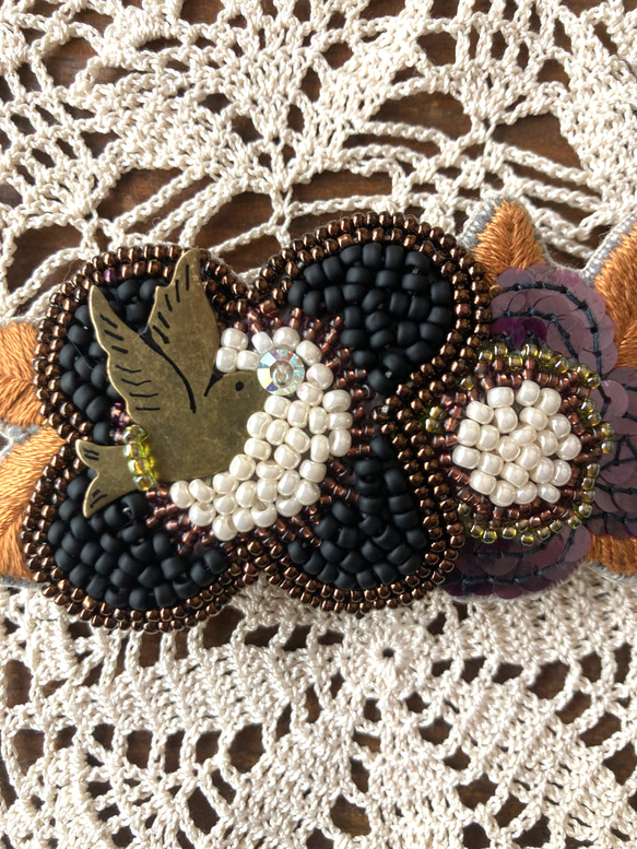 黒ビーズ&スパンコール刺繍　バレッタ　２輪の花に鳥 4枚目の画像