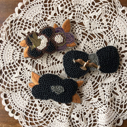 黒ビーズ&スパンコール刺繍　バレッタ　２輪の花に鳥 6枚目の画像