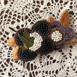 黒ビーズ&スパンコール刺繍　バレッタ　２輪の花に鳥 1枚目の画像