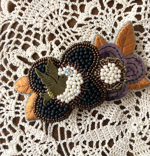 黒ビーズ&スパンコール刺繍　バレッタ　２輪の花に鳥 1枚目の画像