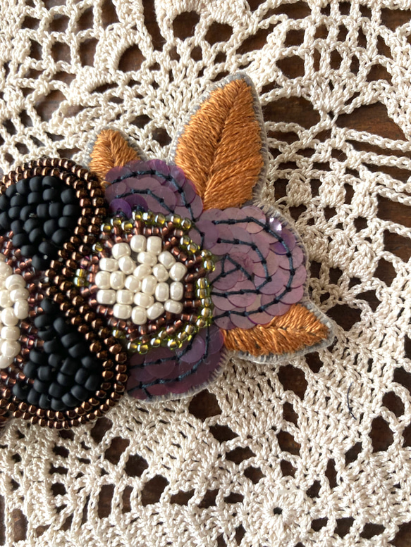 黒ビーズ&スパンコール刺繍　バレッタ　２輪の花に鳥 2枚目の画像