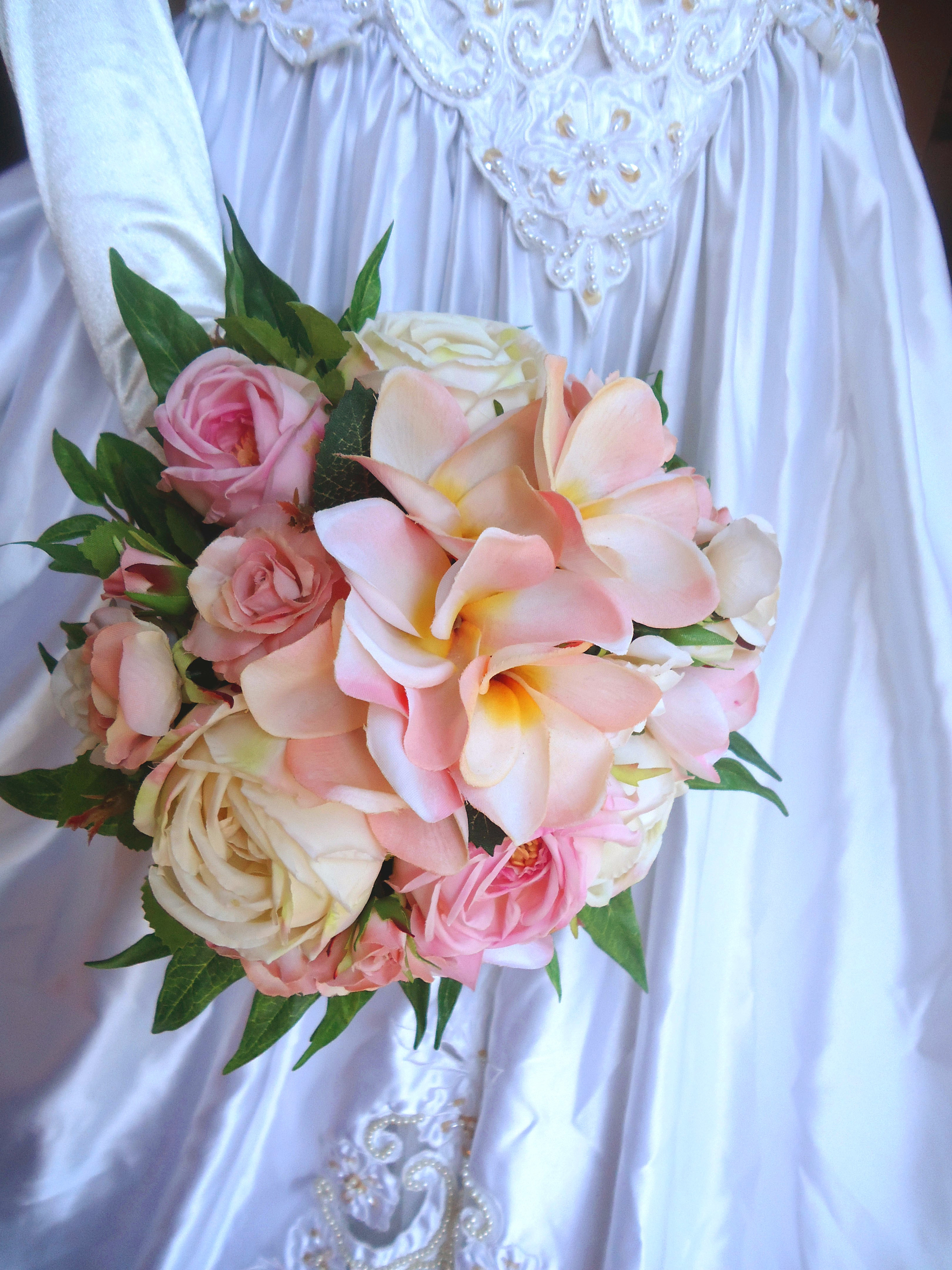 送料無料！プルメリアとバラのラウンドブーケ 送料無料！結婚式・披露宴・前撮り・フォトウェディングスタンド付き