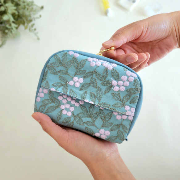 ぷくまる刺繍のコロンとマチつきティッシュポーチ│ターコイズ【紫陽花】母の日 1枚目の画像