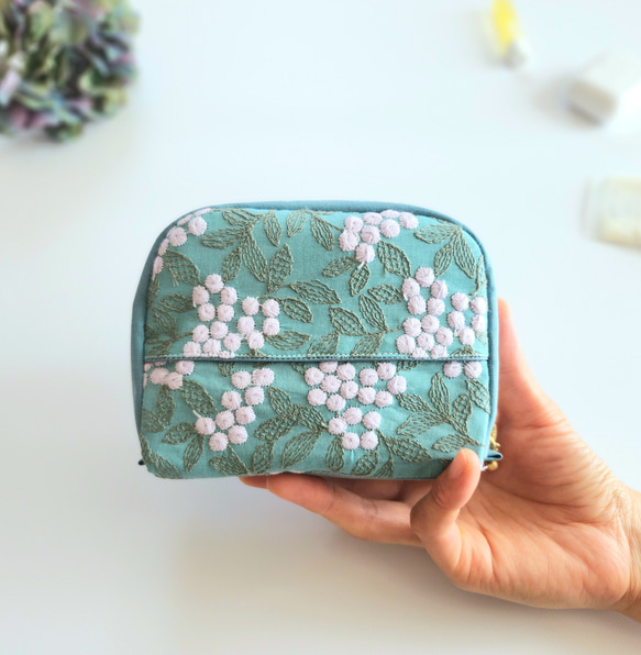 ぷくまる刺繍のコロンとマチつきティッシュポーチ│ターコイズ【紫陽花】母の日 2枚目の画像