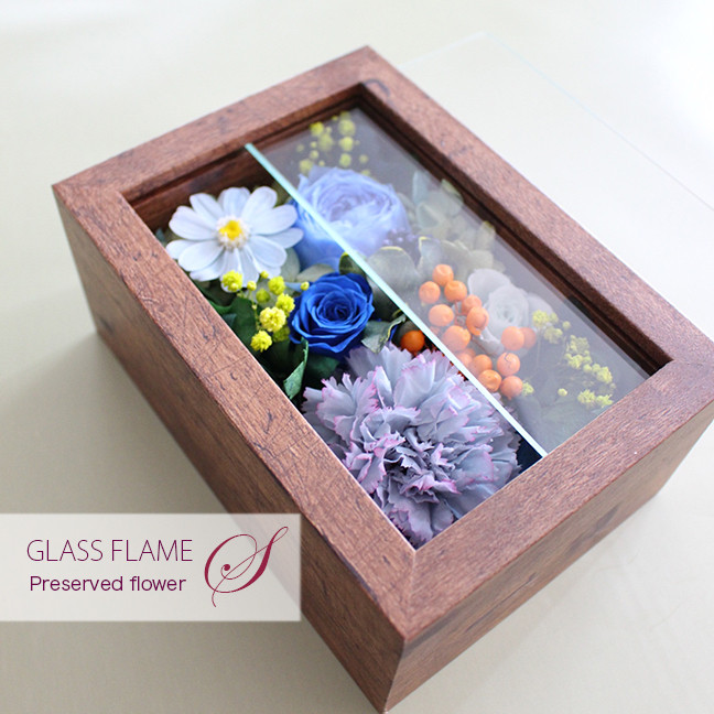 ガラスウッドフレームSダークブラウン・ペールブルー【プリザーブドフラワー】誕生日 結婚式 退職祝 新居祝 記念日 8,026円