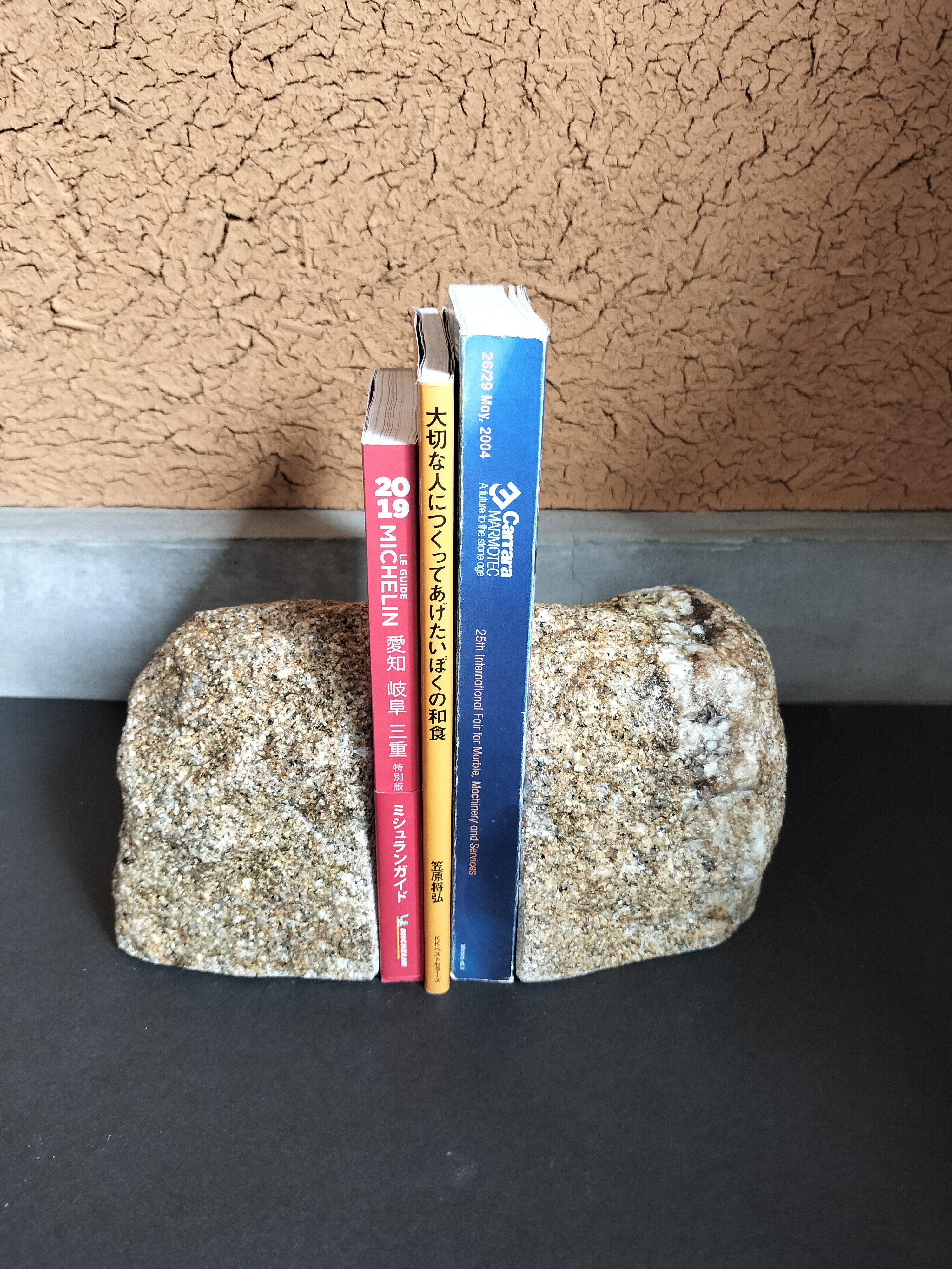 『ぶった切りブックエンド』　岡崎みかげ石（さび）