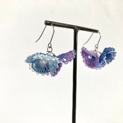 糸の花咲くピアス　ミックスカラー　紫陽花　ニャンドゥティ　 5枚目の画像