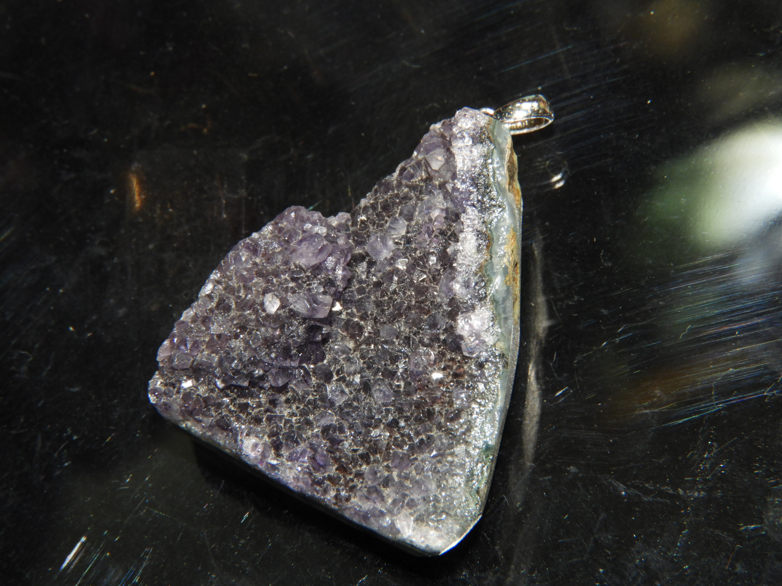 原石を生かした形！２月の誕生石！変種のアメジストペンダントトップ！　天然石　１４