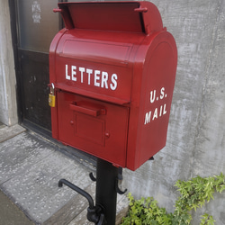 可愛らしい赤いポスト  アンティーク ポストと立水栓  表札 自立式ポスト  #宅配ボックス  #アメリカンポスト 11枚目の画像
