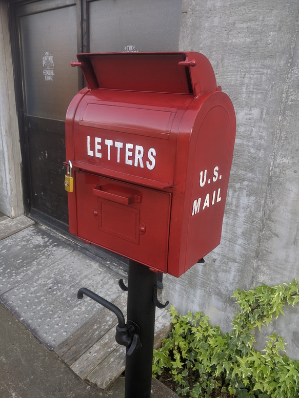 可愛らしい赤いポスト  アンティーク ポストと立水栓  表札 自立式ポスト  #宅配ボックス  #アメリカンポスト 11枚目の画像