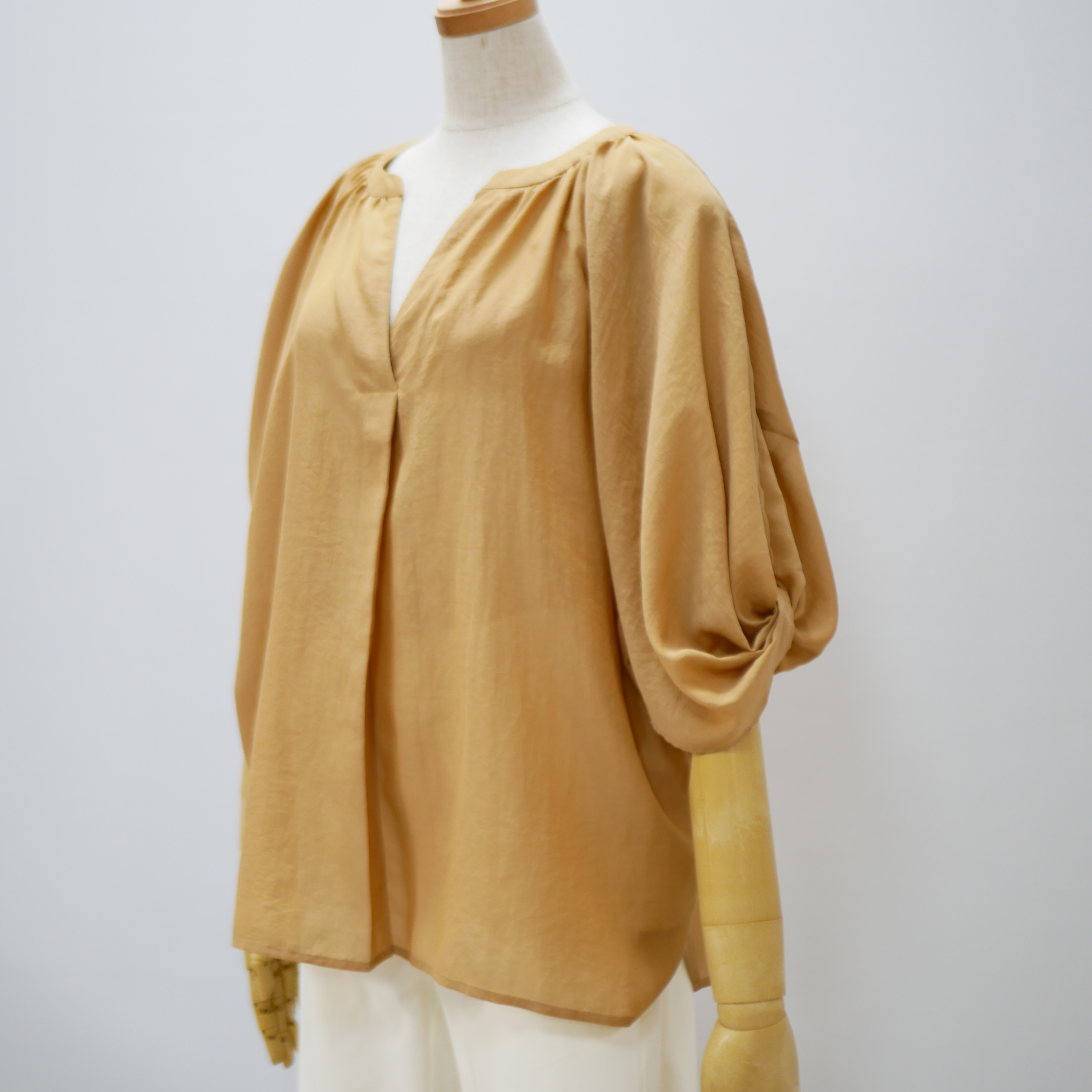 【期間限定　送料無料】【洗濯OK　全3カラー】涼しいボリューム袖ブラウス　キャメル