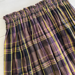 ブラウンタータンチェックのリネンギャザースカート　紫ライン 4枚目の画像