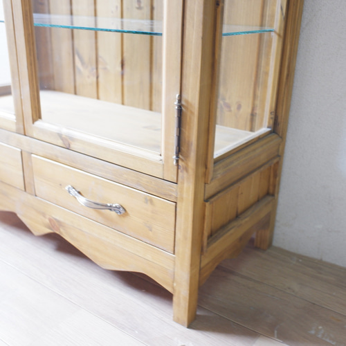 ライトオークのガラスキャビネット チェスト・キャビネット