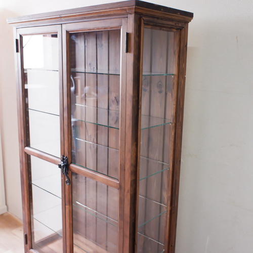 ダークブラウンのガラスキャビネット ロートアイアン取っ手仕様