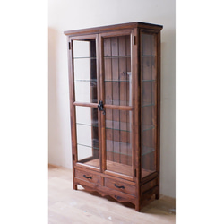 ダークブラウンのガラスキャビネット ロートアイアン取っ手仕様