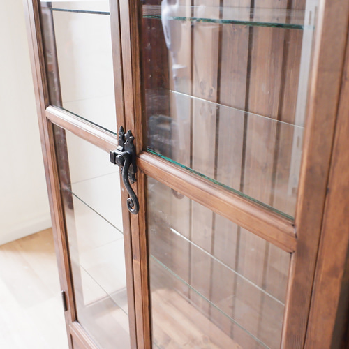 ダークブラウンのガラスキャビネット ロートアイアン取っ手仕様