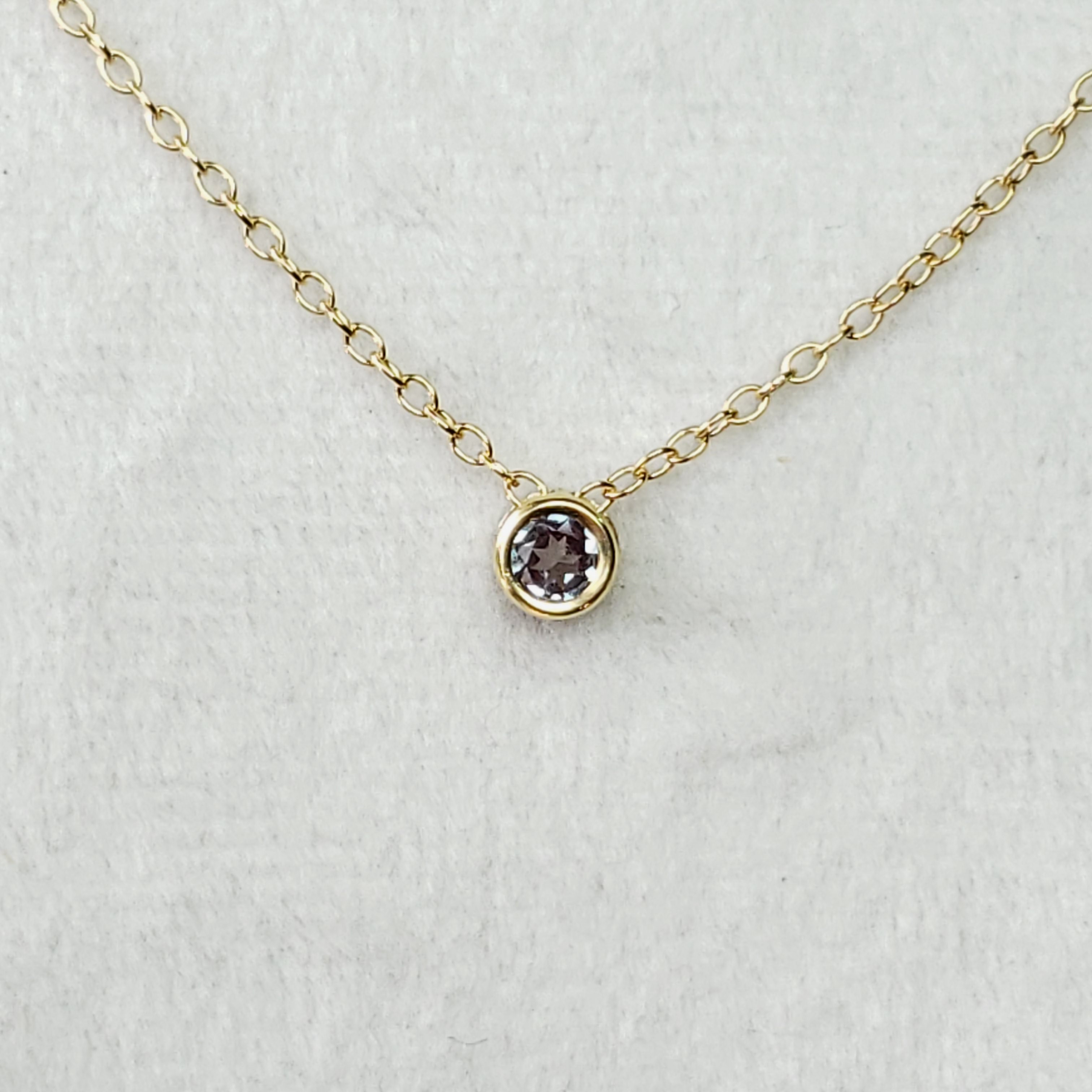 小さな　ベゼルネックレスセット 3mm　カラーチェンジ　アレキサンドライト　合成石　14Kgf