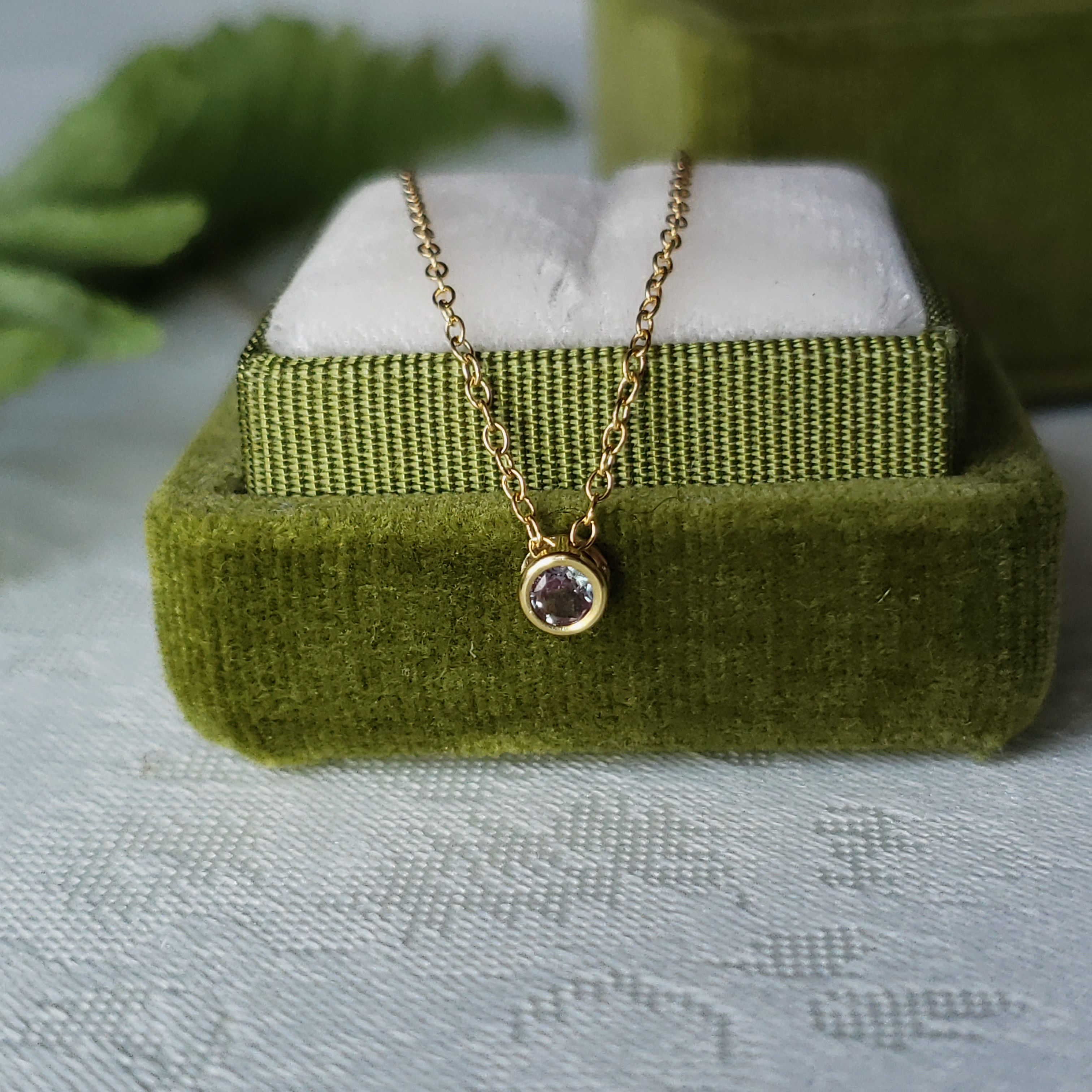 小さな　ベゼルネックレスセット 3mm　カラーチェンジ　アレキサンドライト　合成石　14Kgf