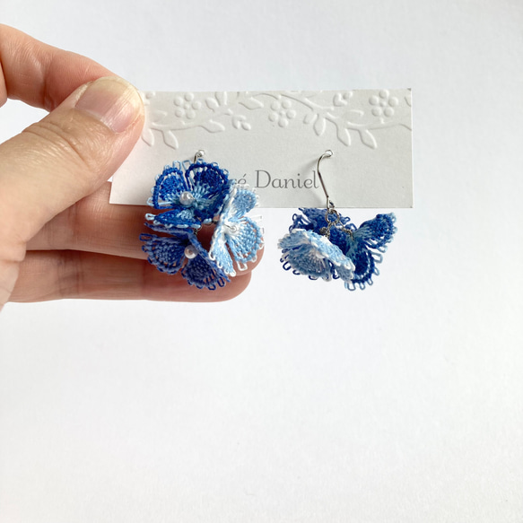 糸の花咲くピアス　ブルー　紫陽花　ニャンドゥティ 4枚目の画像