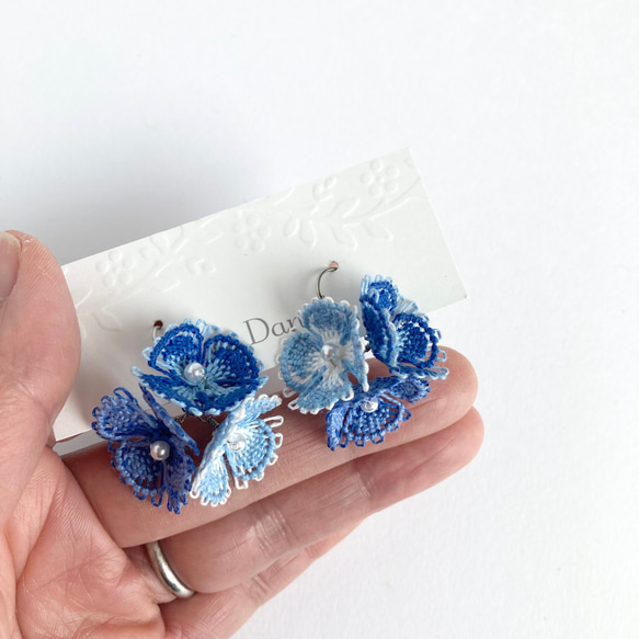糸の花咲くピアス　ブルー　紫陽花　ニャンドゥティ 6枚目の画像
