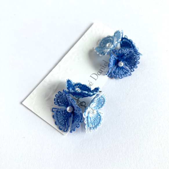 糸の花咲くピアス　ブルー　紫陽花　ニャンドゥティ 2枚目の画像