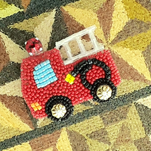 消防車のブローチ＊オートクチュールビーズ刺繍 3枚目の画像