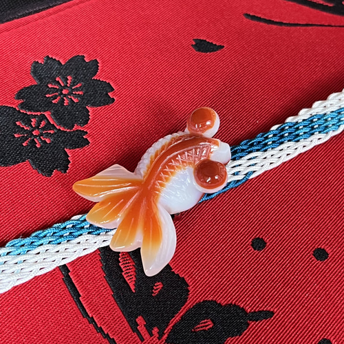 美麗天然石】紅縞瑪瑙(ｱｹﾞｰﾄ)✤金魚(ﾃﾞﾒｷﾝ)の帯留め✤専用Box付き 