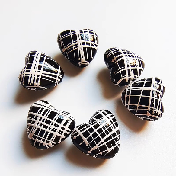 【4個】縦穴  ハート型　チェック柄　パーツ　ハンドメイド　ビーズ　材料　DIY 5枚目の画像