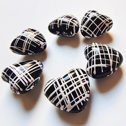 【4個】縦穴  ハート型　チェック柄　パーツ　ハンドメイド　ビーズ　材料　DIY 4枚目の画像