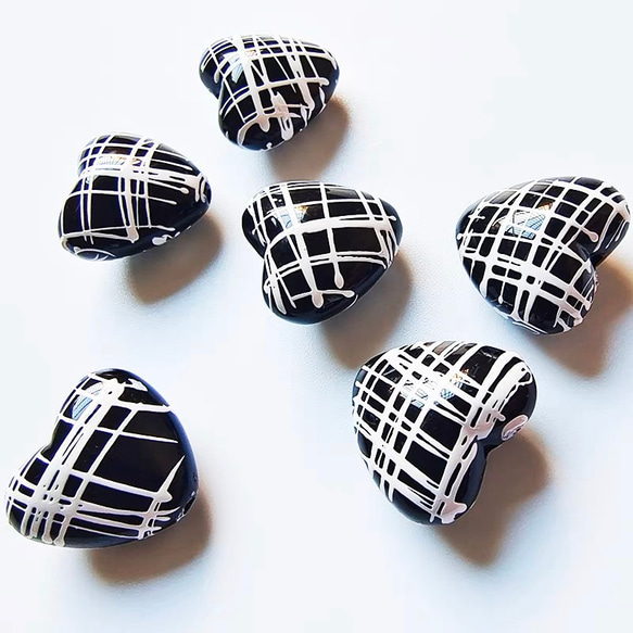 【4個】縦穴  ハート型　チェック柄　パーツ　ハンドメイド　ビーズ　材料　DIY 6枚目の画像