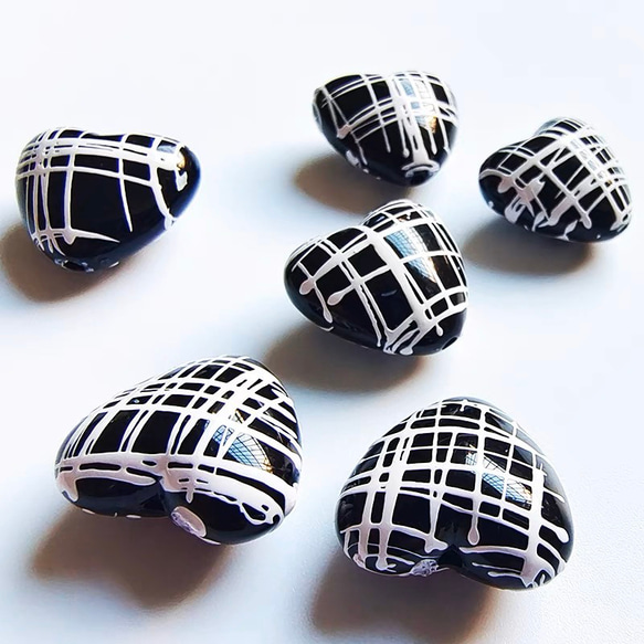 【4個】縦穴  ハート型　チェック柄　パーツ　ハンドメイド　ビーズ　材料　DIY 1枚目の画像