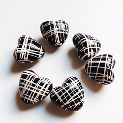 【4個】縦穴  ハート型　チェック柄　パーツ　ハンドメイド　ビーズ　材料　DIY 2枚目の画像