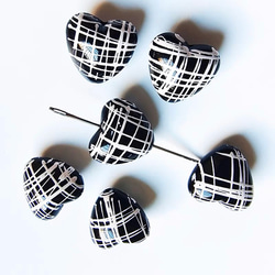 【4個】縦穴  ハート型　チェック柄　パーツ　ハンドメイド　ビーズ　材料　DIY 3枚目の画像