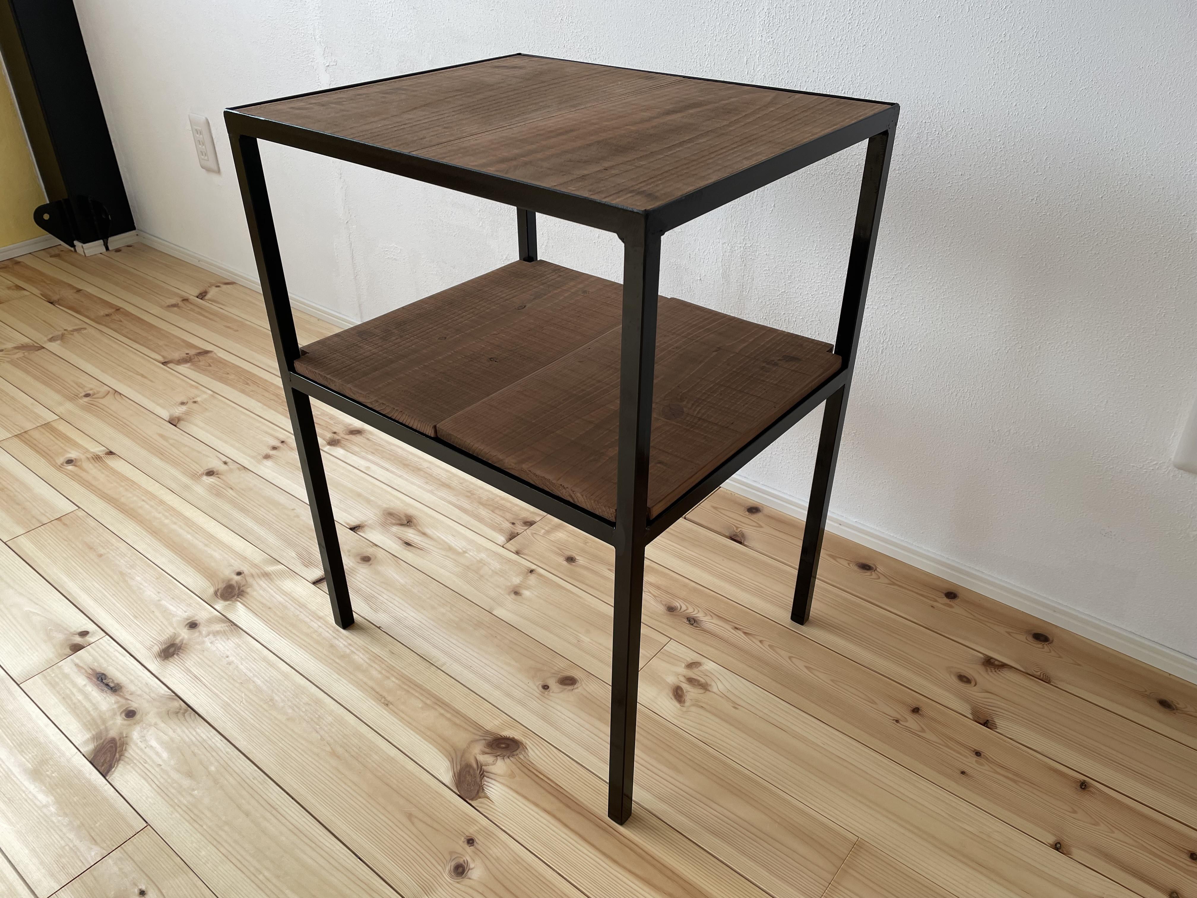 サイドテーブル