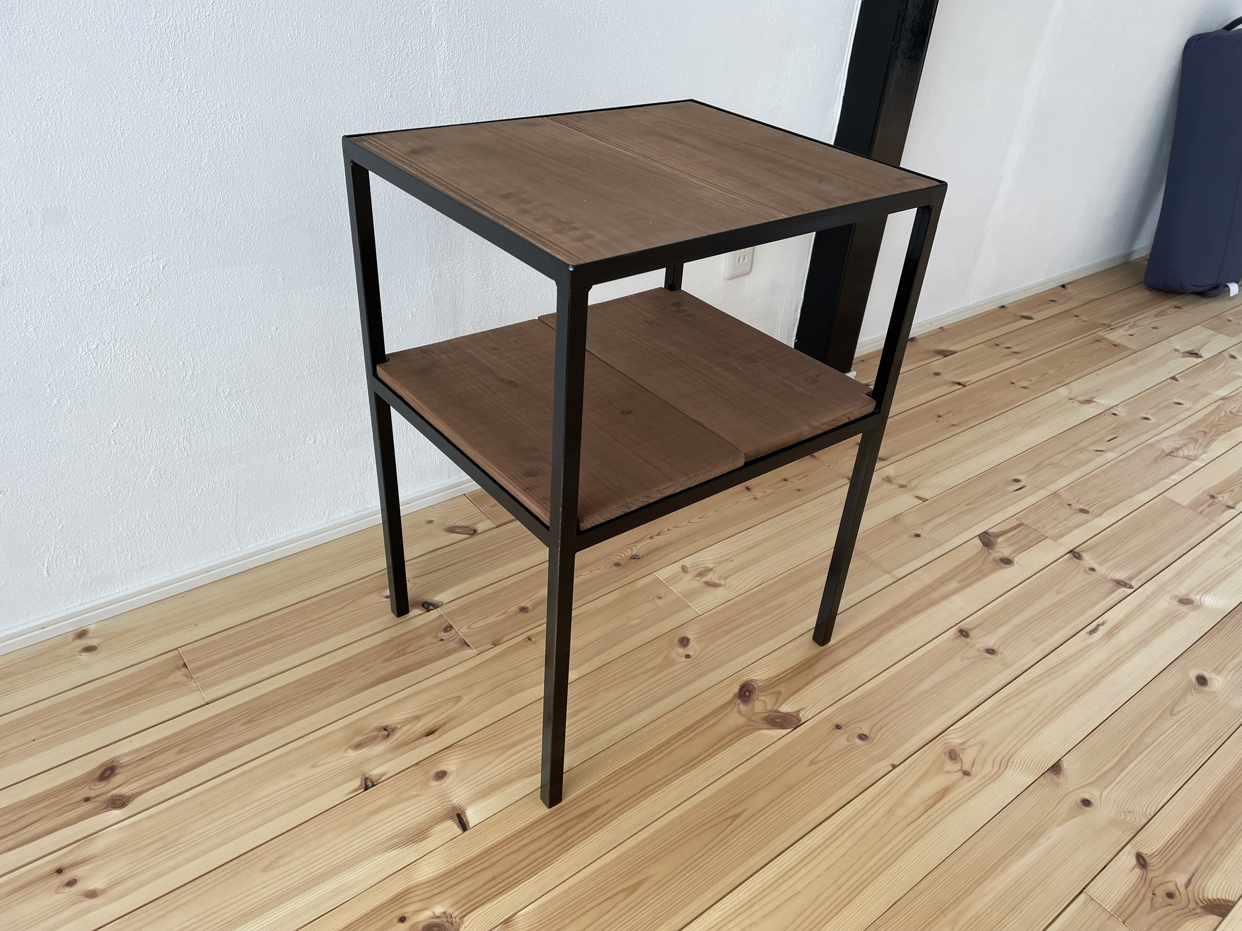 サイドテーブル